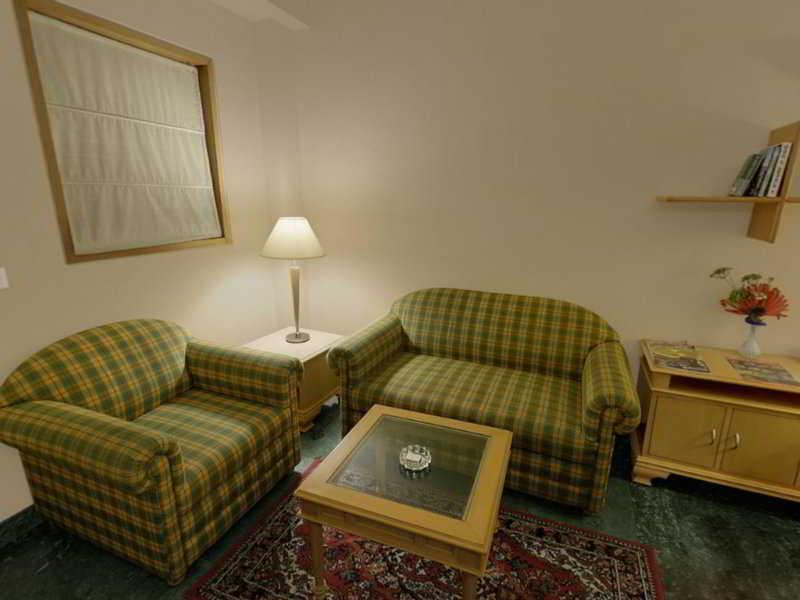 Savoy Suites Noida Room photo