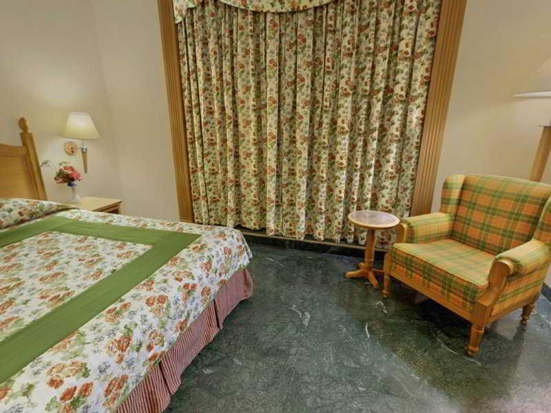 Savoy Suites Noida Room photo